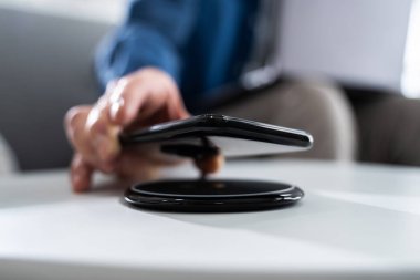 Kablosuz tümevarımlı telefon şarj aleti. Akıllı telefon pili şarjı