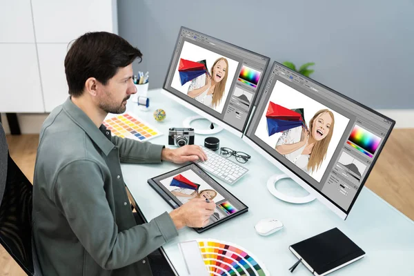 Designer Fotografo Utilizzando Più Schermi Del Computer — Foto Stock