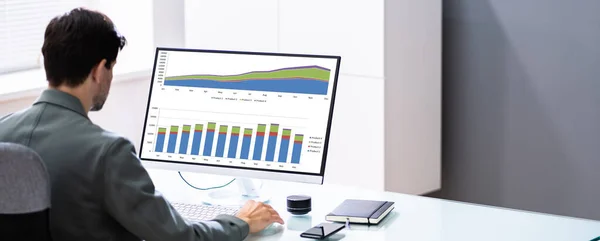 Business Data Analyst Using Kpi Data Dashboard Computer — 스톡 사진