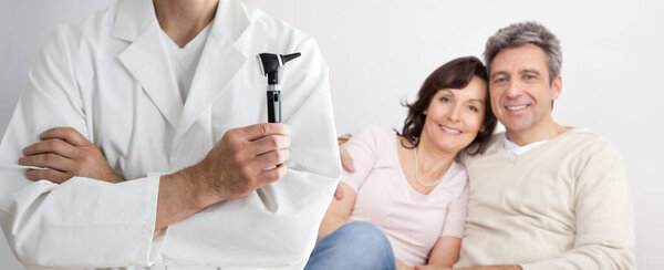 Аудиология Врач по уходу за слухом с помощью отоскопа