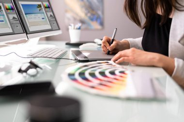 Çoklu Monitör Masaüstü Bilgisayarını kullanarak Grafik Web Tasarımcısı