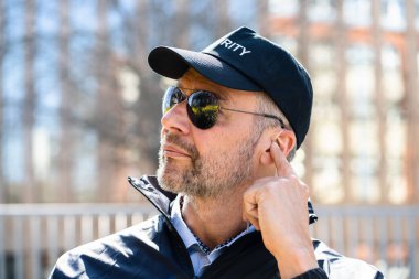 Güvenlik görevlisi ya da girişte duran ajan.