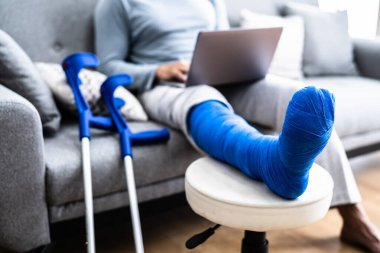 Kırık bacaklı yaralı adam.