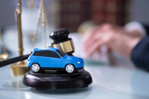 Prawnik Ubezpieczenie Samochodu Sędzia Legislacja Sali Sądowej — Zdjęcie stockowe