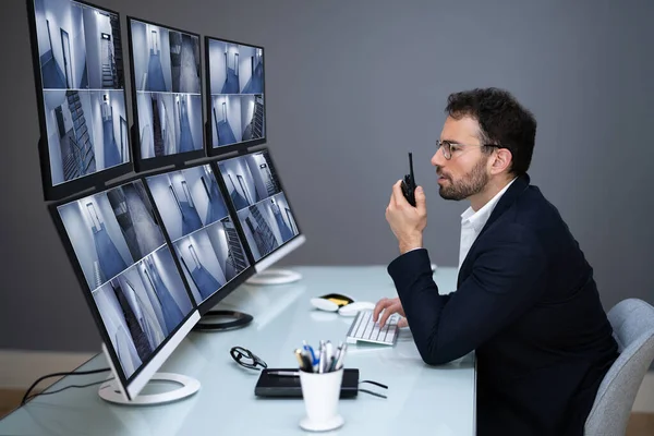 Sistema Segurança Cctv Monitor Room Homem Usando Walkie Talkie — Fotografia de Stock