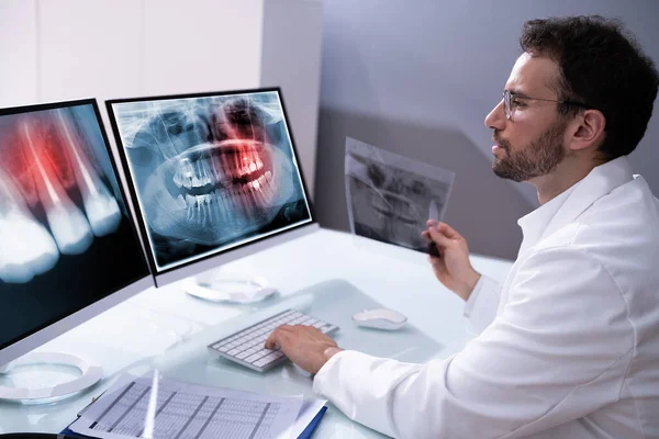 Dentista Radiologo Utilizzando Software Raggi Sul Computer Desktop — Foto Stock