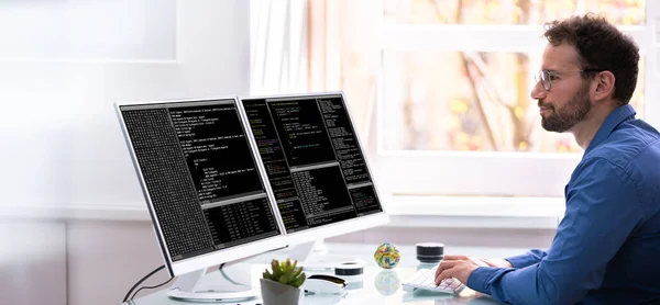 Datorprogrammerare Skriva Programkod Datorn Office — Stockfoto