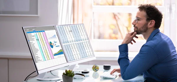 Analyst Mitarbeiter Mit Tabellenkalkulation Auf Computerbildschirm — Stockfoto