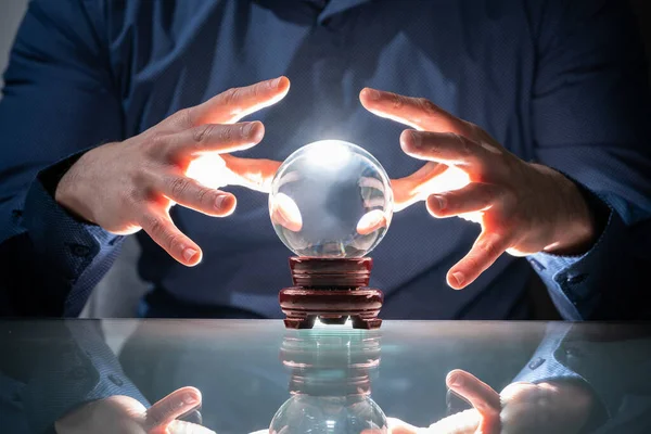 Förutsäga Framtiden Med Hjälp Crystal Ball Fortune Teller Och Psykiska — Stockfoto