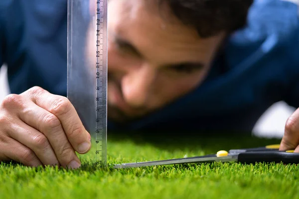 Disturbo Ossessivo Compulsivo Perfezionista Misurazione Giardino Erba — Foto Stock