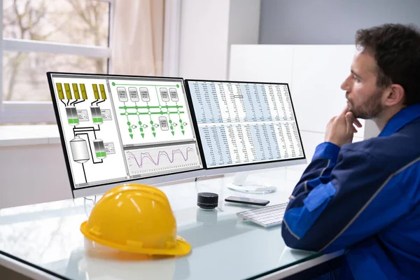 Ingeniero Industrial Sentado Lugar Trabajo Detrás Del Monitor Computadora —  Fotos de Stock