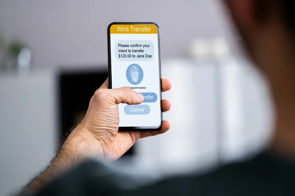 Mobiltelefon App Hitelesítésére Banki Átutalás Telefonon — Stock Fotó