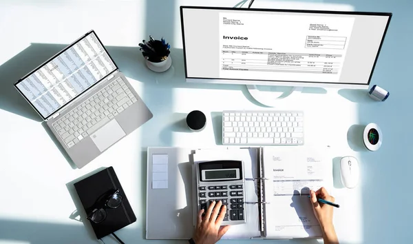 Buchhalter Mit Taschenrechner Und Computer Für Rechnungsprüfung — Stockfoto