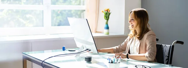 Ofis Masasındaki Masaüstü Bilgisayarını Kullanan Özürlü Kadını — Stok fotoğraf