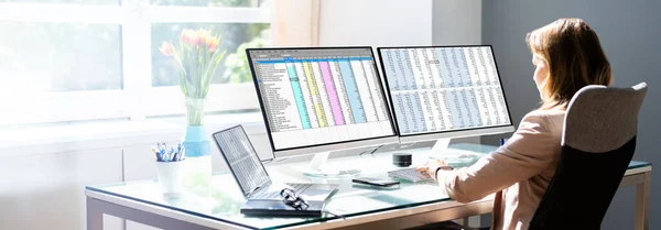 Analyst Mitarbeiter Arbeitet Mit Tabellenkalkulation Computer — Stockfoto