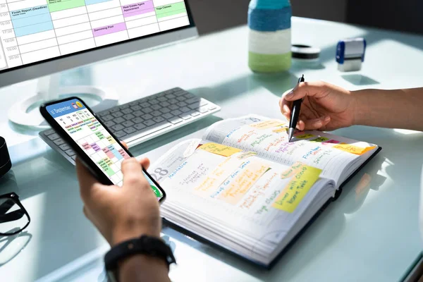 Kijkend Naar Tijdschema Agenda Benoeming Organisator — Stockfoto