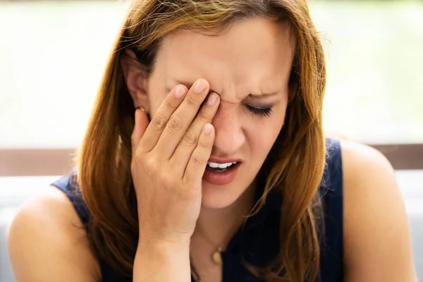 Dolore Agli Occhi Glaucoma Stanco Giovane Donna Vista — Foto Stock