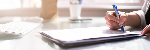 Подписание делового контракта или соглашения с юристом