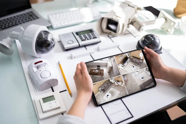 Titta Cctv Övervakningsenheter Och Larmdetektorsystem — Stockfoto