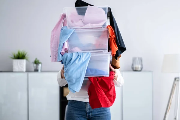 Femme Decluttering Faire Blanchisserie Maison — Photo