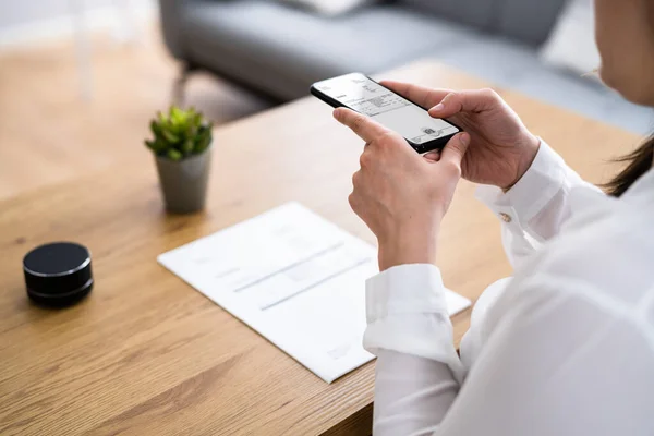 Faktura Dokument Foto Med Hjälp Telefon Eller Smartphone — Stockfoto