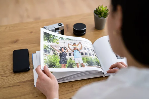Ein Blick Auf Das Familien Fotoalbum Gedächtnisbuch — Stockfoto