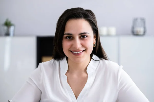 Video Conferenza Femminile Informale Ritratto Felice Cercando Dipendente — Foto Stock