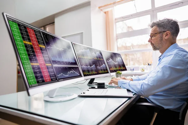 证券交易所分析员使用多台电脑屏幕 — 图库照片