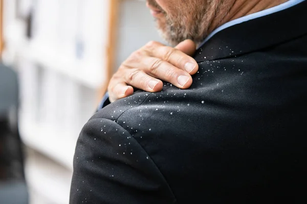 Man Met Roos Schouder Van Een Pak Vuile Kleren — Stockfoto