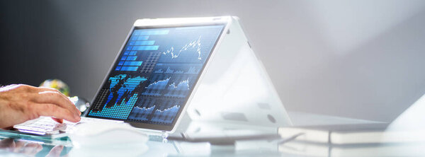 Приборная панель и график KPI Analytics на экране ноутбука