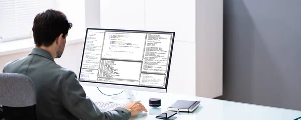 Dizüstü Bilgisayar Kullanarak Ofis Masasında Programcı Veya Kodlayıcı — Stok fotoğraf