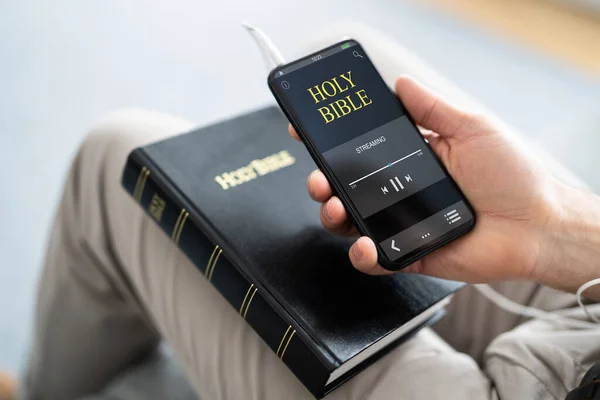 Predicador Escuchando Biblia Por Teléfono Orar Con Auriculares —  Fotos de Stock