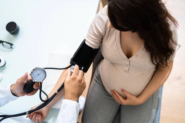 Close Male Doctor Measuring Blood Pressure Pregnant Woman Clinic — Stock Photo, Image