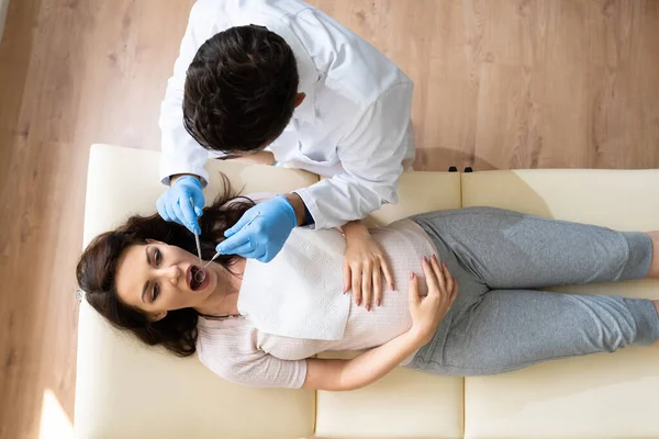 Dentista Tratando Los Dientes Mujer Embarazada Joven Paciente Mintiendo Clínica — Foto de Stock