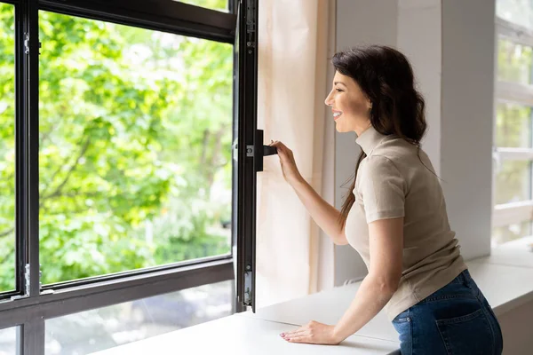 Frisse Lucht Uit Het Raam Zijaanzicht Van Vrouw — Stockfoto