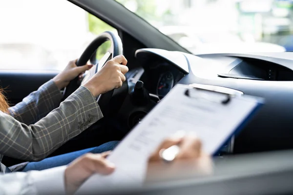 Sürücü Ehliyeti Dersi Veya Eğitmenle Sınav — Stok fotoğraf