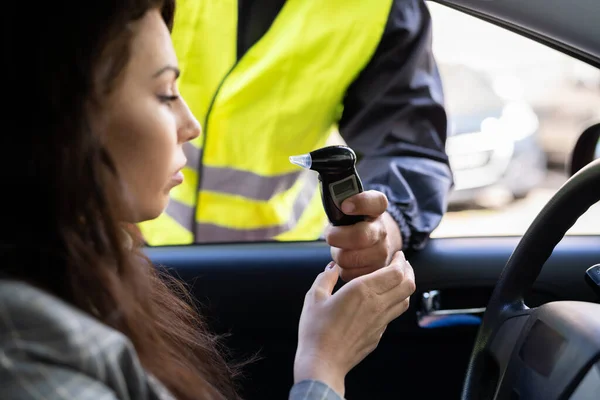 Policista Dělá Řidiče Alkohol Test Pomocí Breathalyzer — Stock fotografie