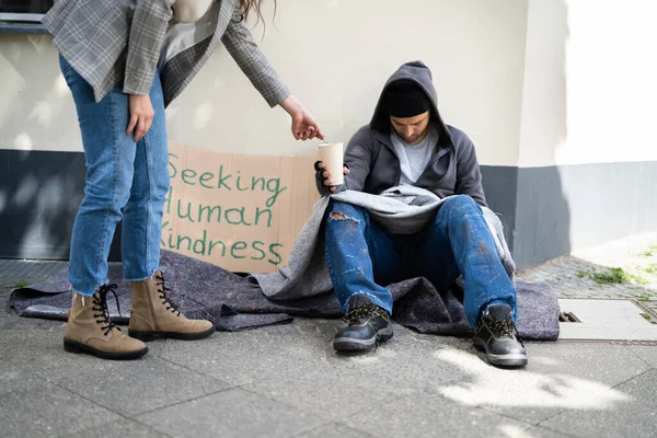 Sokaktaki Dilenciye Para Yardımı — Stok fotoğraf