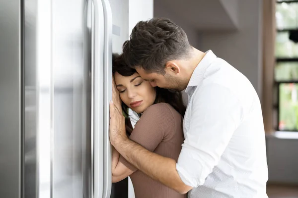 Compras Família Para Refrigerador Moderno Cozinha Loja — Fotografia de Stock