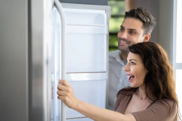 Familie Winkelen Voor Moderne Keuken Koelkast Winkel — Stockfoto