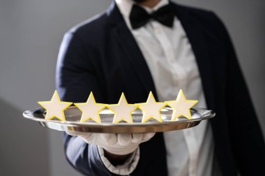 Misafirperver Otel uşağı 5 yıldızlı hizmet veriyor.
