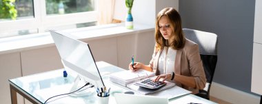 Ofisteki Muhasebeci Kadın Muhasebe ve Bütçe Yapıyor