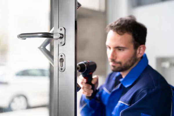 Serralheiro Homem Reparação Mudança Fechadura Porta Metal — Fotografia de Stock