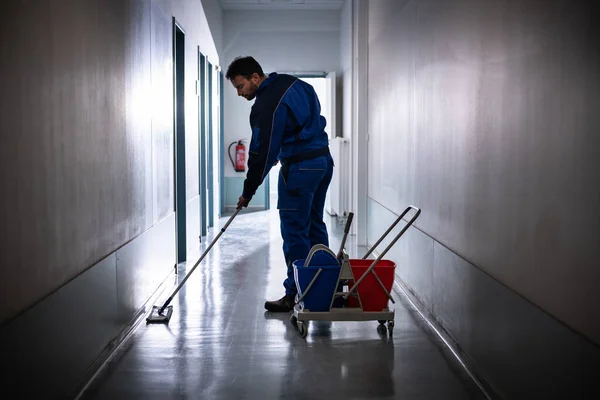 Trabajador Conserje Oficina Profesional Piso Limpieza Con Fregona —  Fotos de Stock