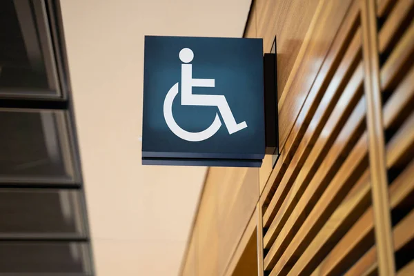Znak Osoby Niepełnosprawnej Lub Niepełnosprawnej Publicznej Toalecie — Zdjęcie stockowe