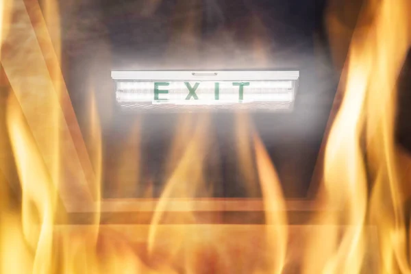 Yangın Kaçışı Acil Tahliye Çıkış Kapı Şareti — Stok fotoğraf
