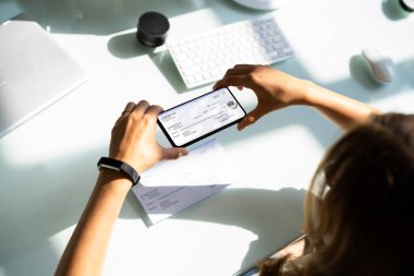 Uzaktan Denetim Mevduat Fotoğrafı Cep Telefonu ile Çekiyor