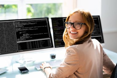 Programcı kadın bilgisayarda kodlanıyor. Yazılımcı Kız