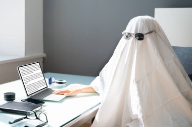 Ghostwriter Ofis Bilgisayarında Yazıyor. Dizüstü bilgisayar kullanan Hayalet Yazıcı