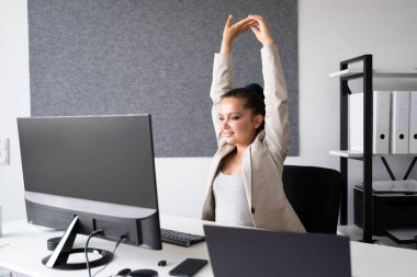 Ofis masası esneme egzersizi. Stres Molası Rahatlatılıyor